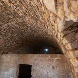 L�interno, in origine adibito probabilmente a stalla, � illuminato da una piccola fessura posta sotto un soffitto a volta